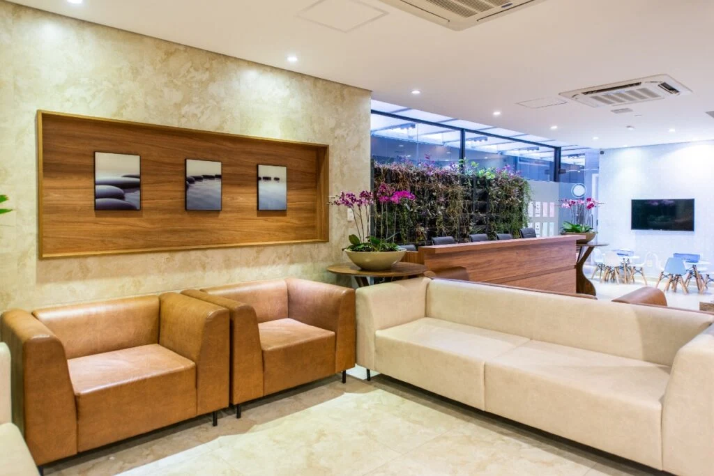Área de recepção luxuosa com poltronas de couro