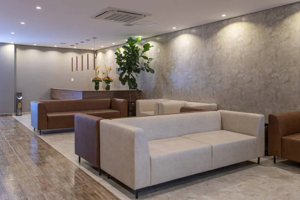 Sala de espera moderna com sofás bege e marrom